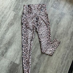 Onzie leopard leggings